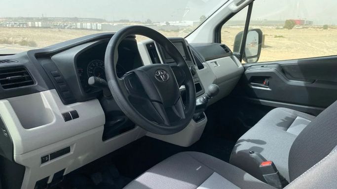 Подержанный Toyota HiAce H300, 2.8 л, 2022 в Шардже от Halla Cars Белый цвет. GCC | AUTO.AE