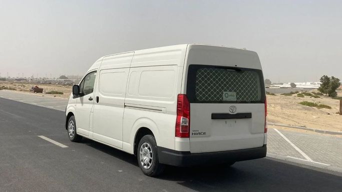 Подержанный Toyota HiAce H300, 2.8 л, 2022 в Шардже от Halla Cars Белый цвет. GCC | AUTO.AE