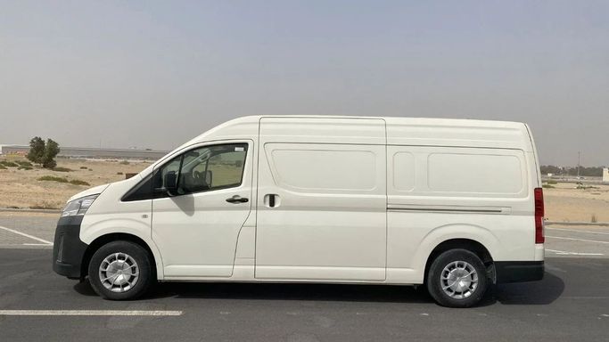 Подержанный Toyota HiAce H300, 2.8 л, 2022 в Шардже от Halla Cars Белый цвет. GCC | AUTO.AE