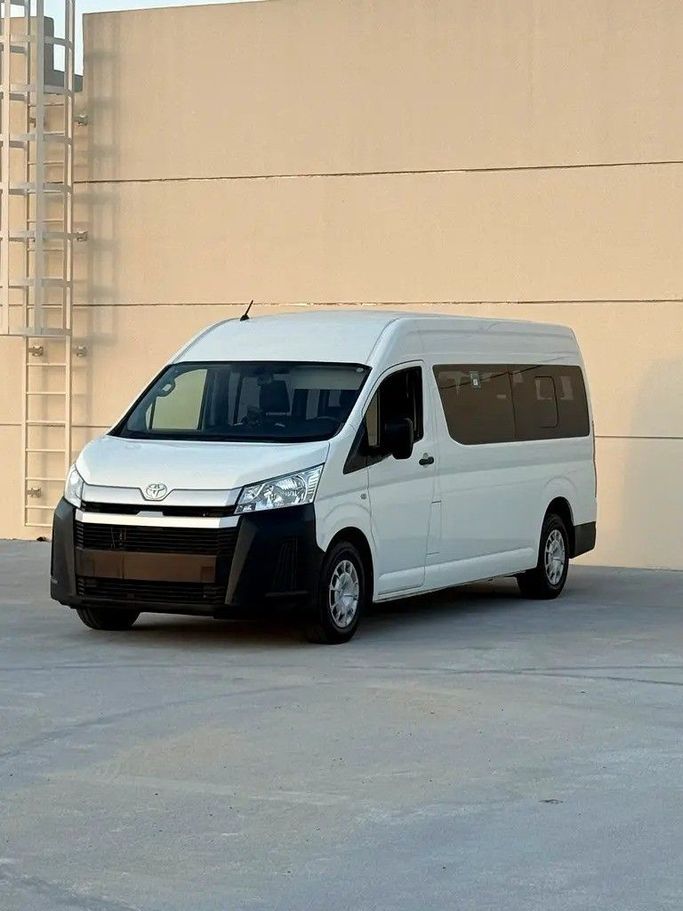 Подержанный Toyota HiAce H300, 3.5 л, 2020 в Шардже от Al Jawareh Used Cars Белый цвет. GCC | AUTO.AE