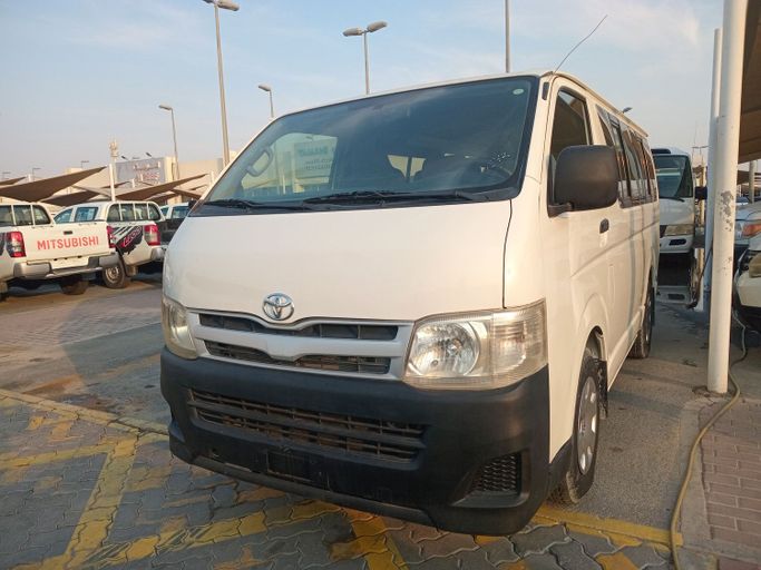 مستعملة Toyota HiAce عملية شد الوجه H200, 2.5 l, 2013 في في الشارقة من Yamani Used Cars Trading LLC، اللون أبيض. مواصفات الخليج | AUTO.AE