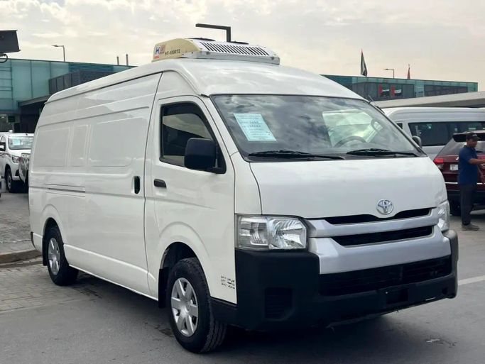 Подержанный Toyota HiAce H200 Рестайлинг, 2.7 л, 2022 в Шардже от Al Nabeel Used Cars Белый цвет.  | AUTO.AE