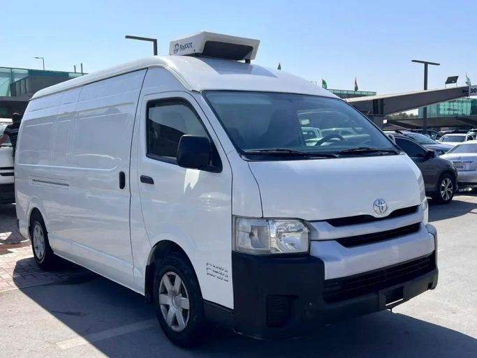 Подержанный Toyota HiAce H200 Рестайлинг, 2.7 л, 2020 в Шардже от Al Nabeel Used Cars Белый цвет.  | AUTO.AE