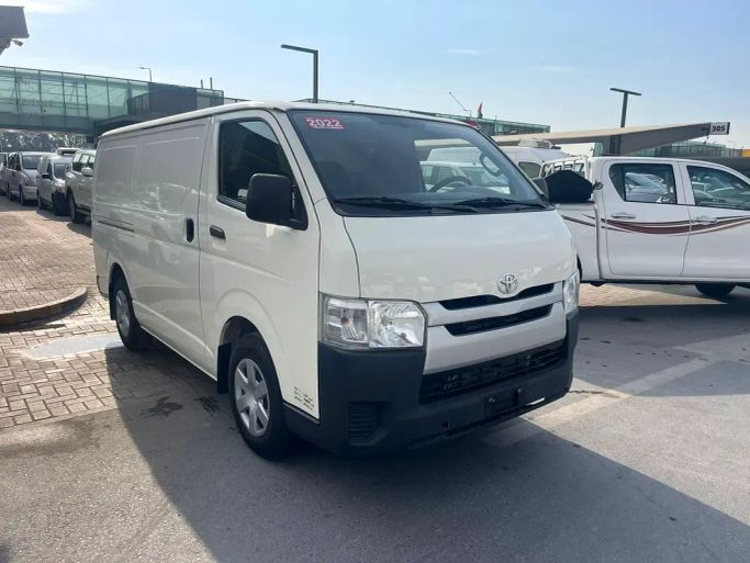 Подержанный Toyota HiAce H200 Рестайлинг, 2.0 л, 2022 в Шардже от Al Nabeel Used Cars Белый цвет. GCC | AUTO.AE