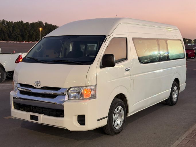 مستعملة ⁦Toyota HiAce عملية فيس ليفت H200، 2.0 l، 2017⁩ في في الإمارات, الشارقة من CAR POINT USED CARS، اللون أبيض. مواصفات الخليج | AUTO.AE | إعلان #289724