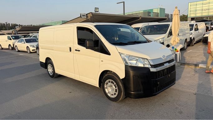 مستعملة ⁦Toyota HiAce H300، 3.5 l، 2021⁩ في في الإمارات, الشارقة من Al Asalah Used cars ، اللون أبيض. مواصفات الخليج | AUTO.AE | إعلان #290691