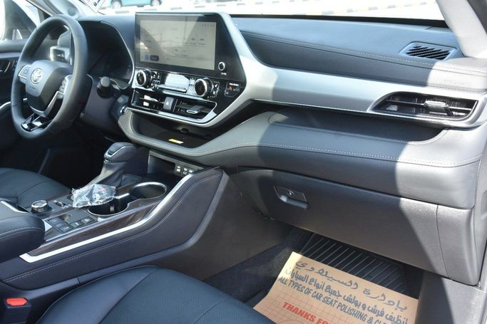 Подержанный Toyota Highlander IV (U70), 2.4 л, 2023 в Шардже от Alfaris Used Cars Серебристый цвет.  | AUTO.AE