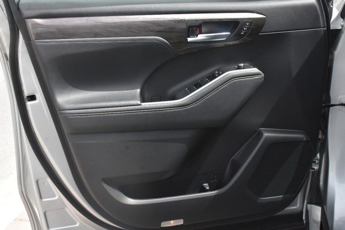 Подержанный Toyota Highlander IV (U70), 2.4 л, 2023 в Шардже от Alfaris Used Cars Серебристый цвет.  | AUTO.AE