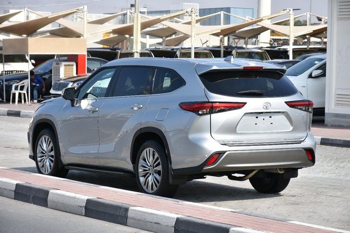 Подержанный Toyota Highlander IV (U70), 2.4 л, 2023 в Шардже от Alfaris Used Cars Серебристый цвет.  | AUTO.AE