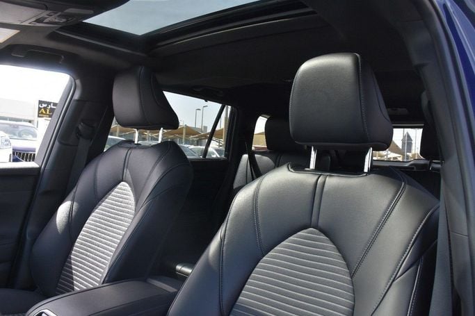 Подержанный Toyota Highlander IV (U70), 3.5 л, 2023 в Шардже от Alfaris Used Cars Синий цвет.  | AUTO.AE