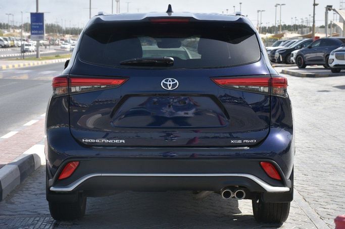 Подержанный Toyota Highlander IV (U70), 3.5 л, 2023 в Шардже от Alfaris Used Cars Синий цвет.  | AUTO.AE