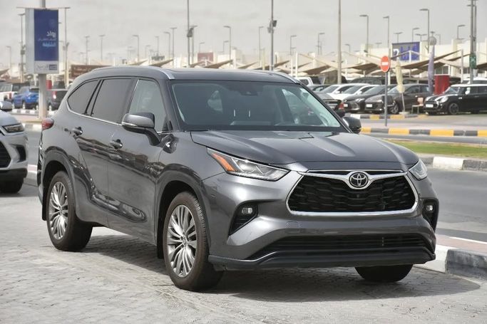 Подержанный Toyota Highlander IV (U70), 3.5 л, 2022 в Шардже от Alfaris Used Cars Серый цвет.  | AUTO.AE