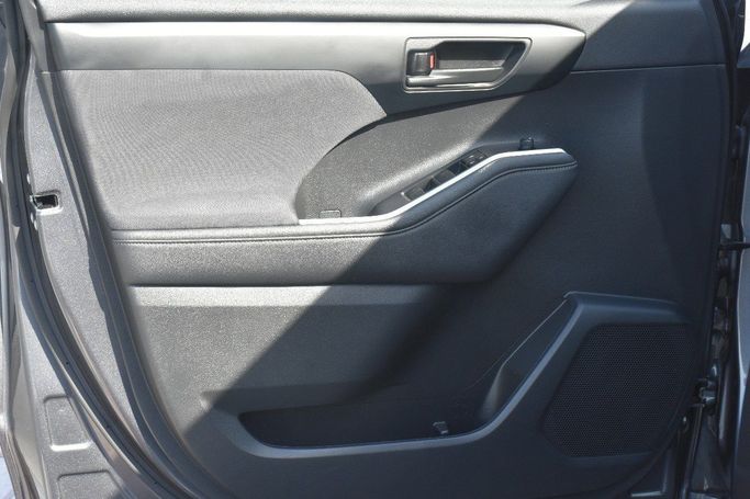 Подержанный Toyota Highlander IV (U70), 2.5 л, 2023 в Шардже от Alfaris Used Cars Серый цвет.  | AUTO.AE