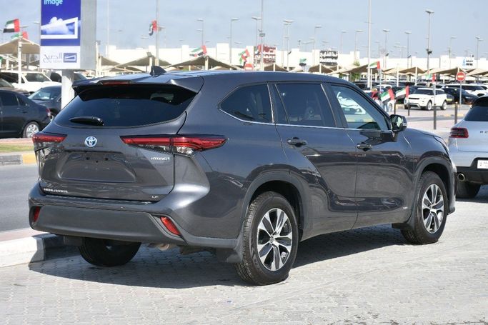 Подержанный Toyota Highlander IV (U70), 2.5 л, 2023 в Шардже от Alfaris Used Cars Серый цвет.  | AUTO.AE