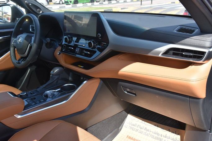 Подержанный Toyota Highlander IV (U70), 2.4 л, 2023 в Шардже от Alfaris Used Cars Серый цвет.  | AUTO.AE