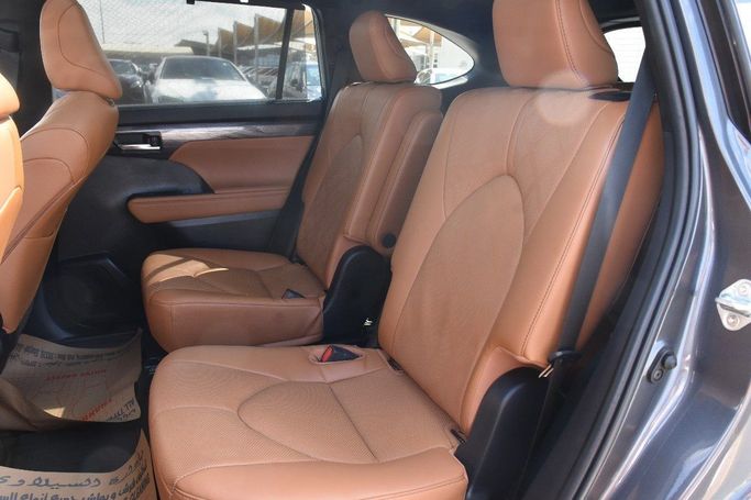 Подержанный Toyota Highlander IV (U70), 2.4 л, 2023 в Шардже от Alfaris Used Cars Серый цвет.  | AUTO.AE