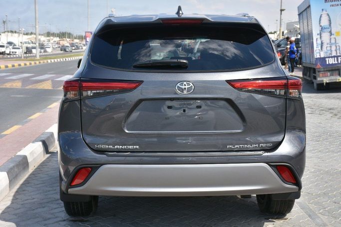 Подержанный Toyota Highlander IV (U70), 2.4 л, 2023 в Шардже от Alfaris Used Cars Серый цвет.  | AUTO.AE