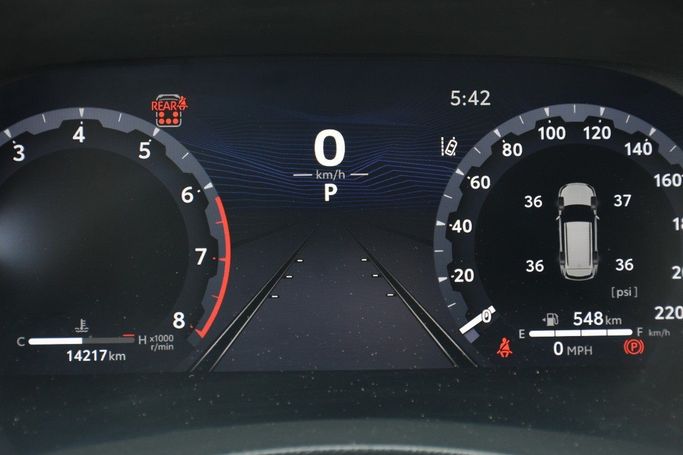 Подержанный Toyota Highlander IV (U70), 2.4 л, 2023 в Шардже от Alfaris Used Cars Серебристый цвет.  | AUTO.AE