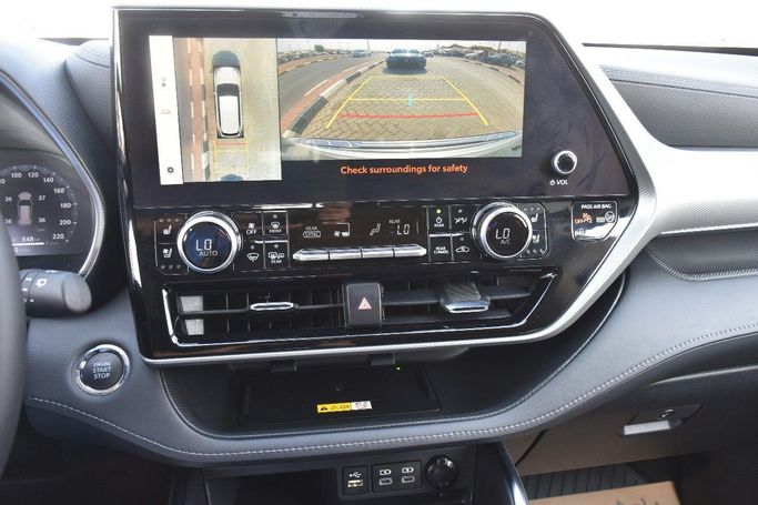 Подержанный Toyota Highlander IV (U70), 2.4 л, 2023 в Шардже от Alfaris Used Cars Серебристый цвет.  | AUTO.AE