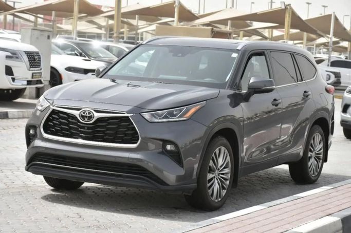 Used Toyota Highlander IV (U70), 3.5 l, 2022 in Sharjah by Alfaris Used Cars, Grey color. Other | AUTO.AE