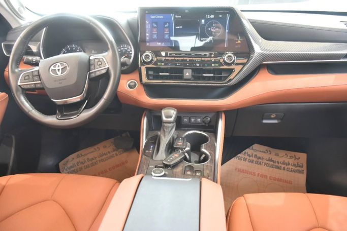 Used Toyota Highlander IV (U70), 3.5 l, 2022 in Sharjah by Alfaris Used Cars, Grey color. Other | AUTO.AE