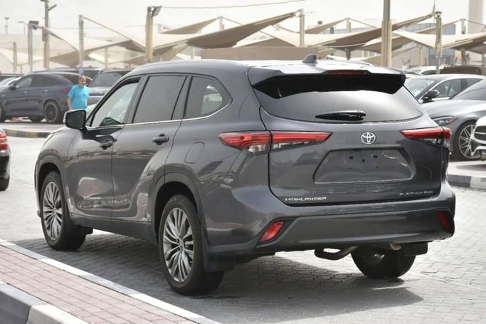 Used Toyota Highlander IV (U70), 3.5 l, 2022 in Sharjah by Alfaris Used Cars, Grey color. Other | AUTO.AE