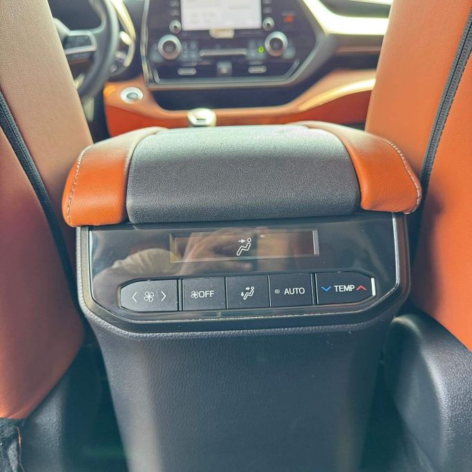 Used Toyota Highlander IV (U70), 2.4 l, 2022 in Sharjah by Alfaris Used Cars, Blue color. Other | AUTO.AE
