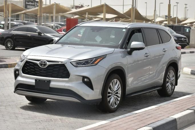 Подержанный Toyota Highlander IV (U70), 3.5 л, 2023 в Шардже от Alfaris Used Cars Серебристый цвет. Other | AUTO.AE