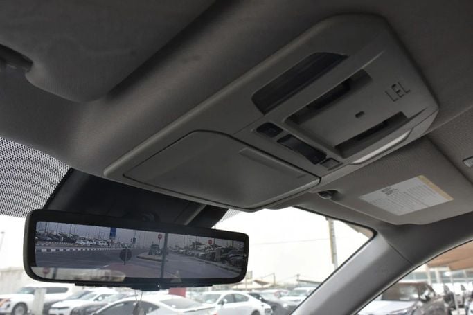 Подержанный Toyota Highlander IV (U70), 3.5 л, 2023 в Шардже от Alfaris Used Cars Серебристый цвет. Other | AUTO.AE