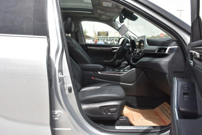 Подержанный Toyota Highlander IV (U70), 3.5 л, 2023 в Шардже от Alfaris Used Cars Серебристый цвет. Other | AUTO.AE