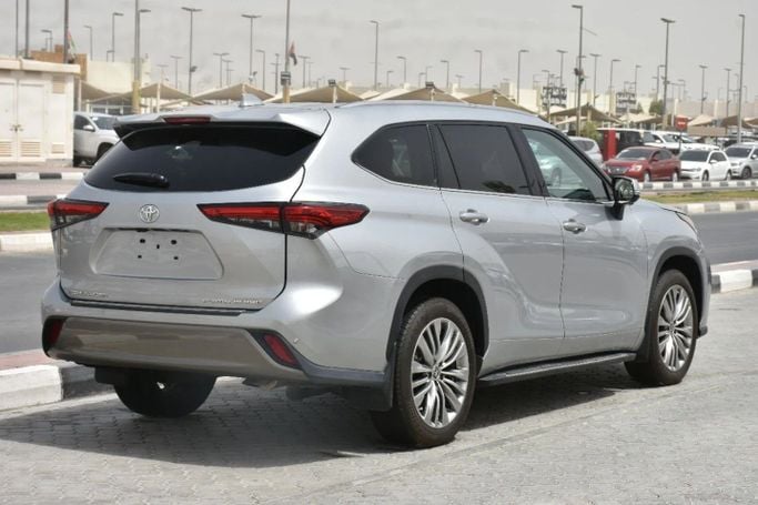 Подержанный Toyota Highlander IV (U70), 3.5 л, 2023 в Шардже от Alfaris Used Cars Серебристый цвет. Other | AUTO.AE
