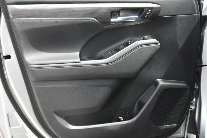 Подержанный Toyota Highlander IV (U70), 3.5 л, 2023 в Шардже от Alfaris Used Cars Серебристый цвет. Other | AUTO.AE