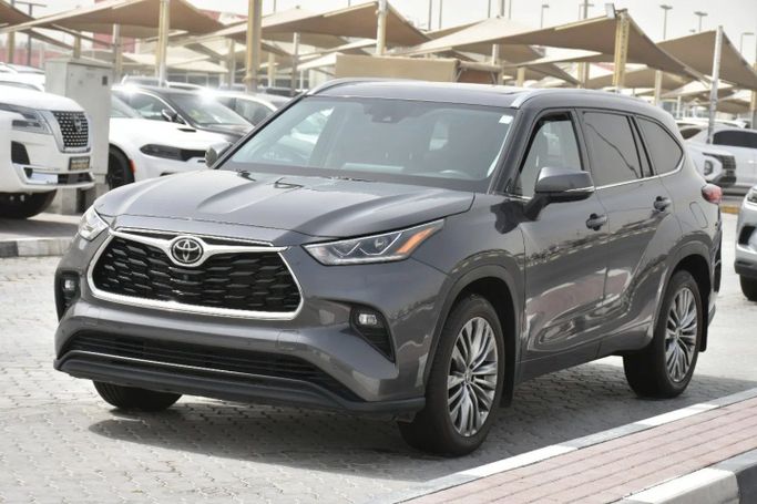 Подержанный Toyota Highlander IV (U70), 3.5 л, 2021 в Шардже от Alfaris Used Cars Серый цвет. Other | AUTO.AE