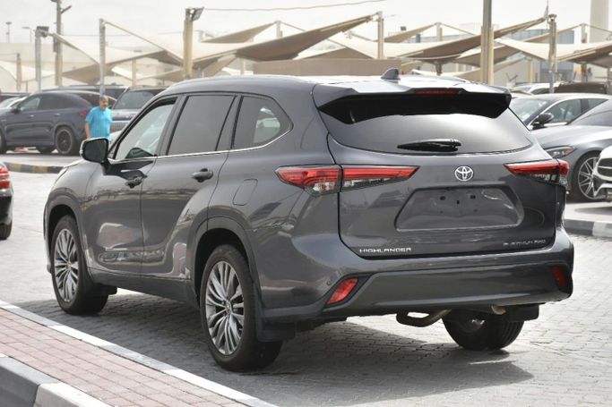 Подержанный Toyota Highlander IV (U70), 3.5 л, 2021 в Шардже от Alfaris Used Cars Серый цвет. Other | AUTO.AE