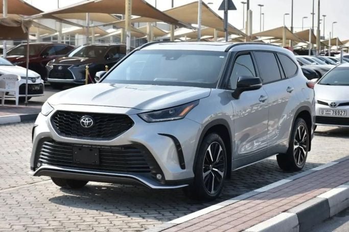Подержанный Toyota Highlander IV (U70), 2.4 л, 2022 в Шардже от Alfaris Used Cars Серебристый цвет. Other | AUTO.AE