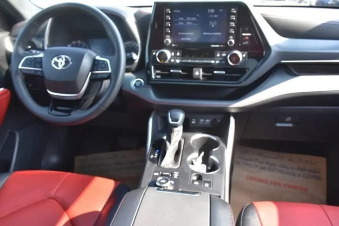 Подержанный Toyota Highlander IV (U70), 2.4 л, 2022 в Шардже от Alfaris Used Cars Серебристый цвет. Other | AUTO.AE