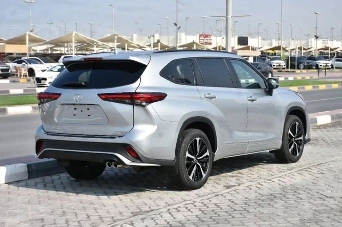 Подержанный Toyota Highlander IV (U70), 2.4 л, 2022 в Шардже от Alfaris Used Cars Серебристый цвет. Other | AUTO.AE