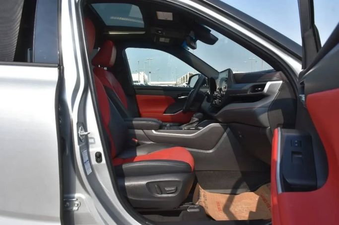 Подержанный Toyota Highlander IV (U70), 2.4 л, 2022 в Шардже от Alfaris Used Cars Серебристый цвет. Other | AUTO.AE