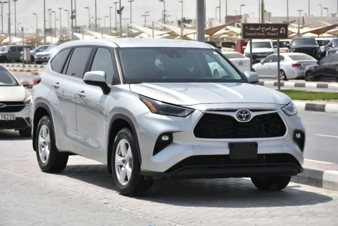 Used Toyota Highlander IV (U70), 2.0 l, 2023 in Sharjah by Alfaris Used Cars, Silver color. Other | AUTO.AE