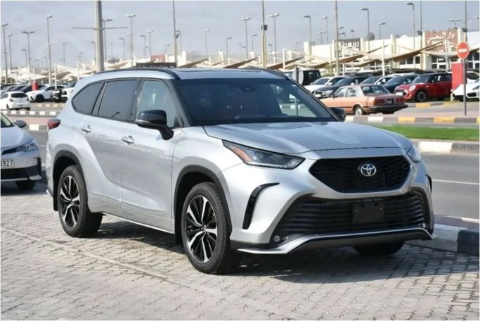 Used Toyota Highlander IV (U70), 2.4 l, 2022 in Sharjah by Alfaris Used Cars, Silver color. Other | AUTO.AE