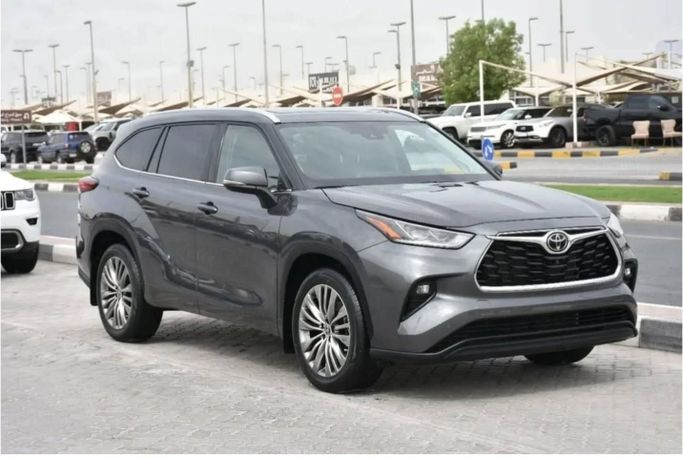 Used Toyota Highlander IV (U70), 2.0 l, 2021 in Sharjah by Alfaris Used Cars, Grey color. Other | AUTO.AE