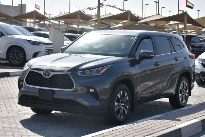 Used Toyota Highlander IV (U70), 2.0 l, 2023 in Sharjah by Alfaris Used Cars, Silver color. Other | AUTO.AE