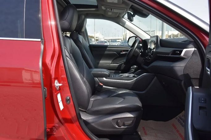 Подержанный Toyota Highlander IV (U70), 2.4 л, 2022 в Шардже от Alfaris Used Cars Красный цвет. Other | AUTO.AE