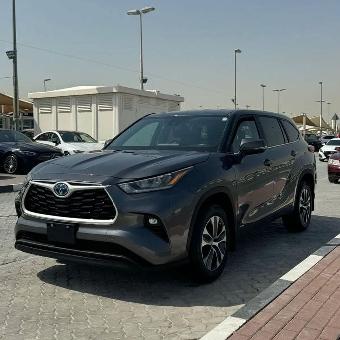 Подержанный Toyota Highlander IV (U70), 2.0 л, 2023 в Шардже от Alfaris Used Cars Серый цвет. Other | AUTO.AE
