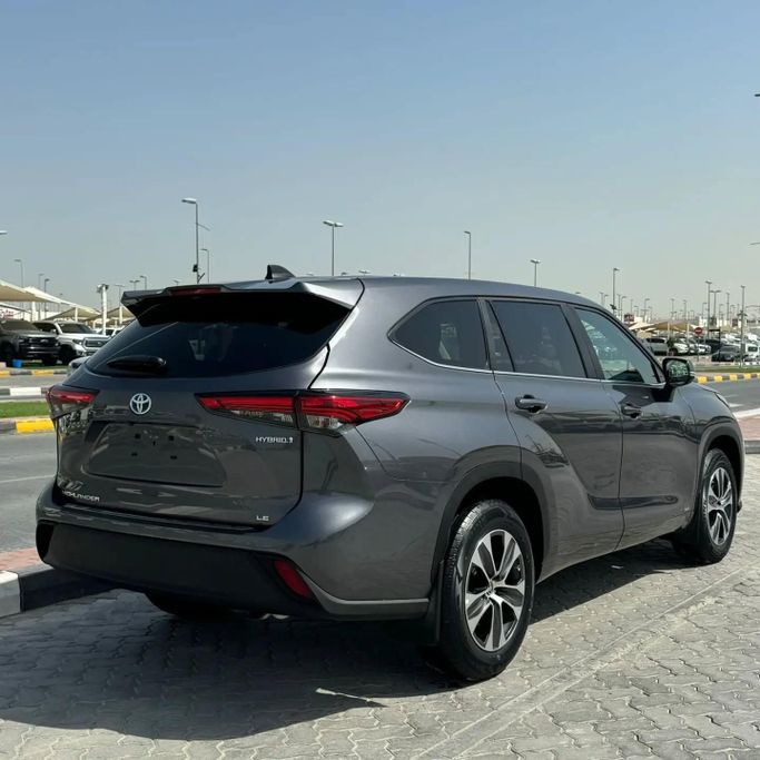 Подержанный Toyota Highlander IV (U70), 2.0 л, 2023 в Шардже от Alfaris Used Cars Серый цвет. Other | AUTO.AE