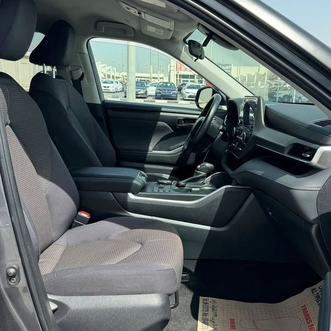 Подержанный Toyota Highlander IV (U70), 2.0 л, 2023 в Шардже от Alfaris Used Cars Серый цвет. Other | AUTO.AE