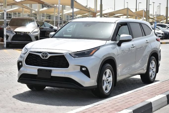 Подержанный Toyota Highlander IV (U70), 2.0 л, 2023 в Шардже от Alfaris Used Cars Серебристый цвет. Other | AUTO.AE