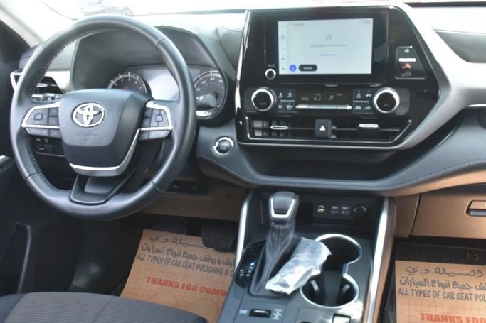 Подержанный Toyota Highlander IV (U70), 2.0 л, 2023 в Шардже от Alfaris Used Cars Серебристый цвет. Other | AUTO.AE