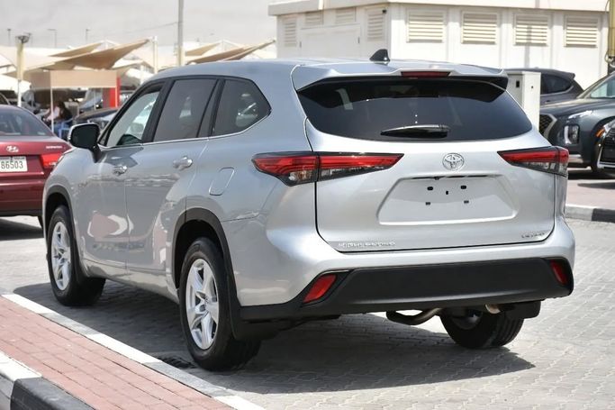 Подержанный Toyota Highlander IV (U70), 2.0 л, 2023 в Шардже от Alfaris Used Cars Серебристый цвет. Other | AUTO.AE