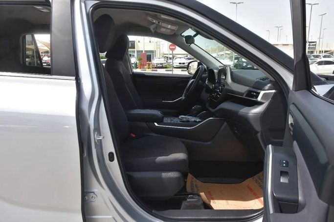 Подержанный Toyota Highlander IV (U70), 2.0 л, 2023 в Шардже от Alfaris Used Cars Серебристый цвет. Other | AUTO.AE